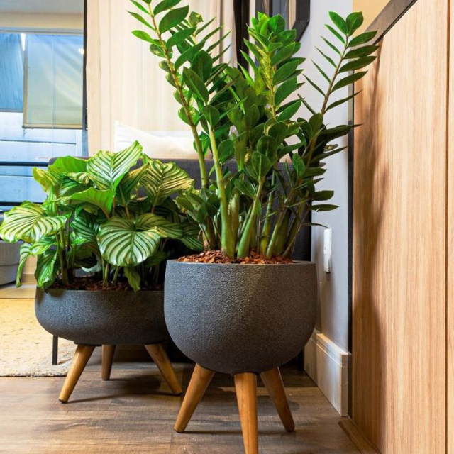 Vaso para Plantas Redondo com Pés de Madeira