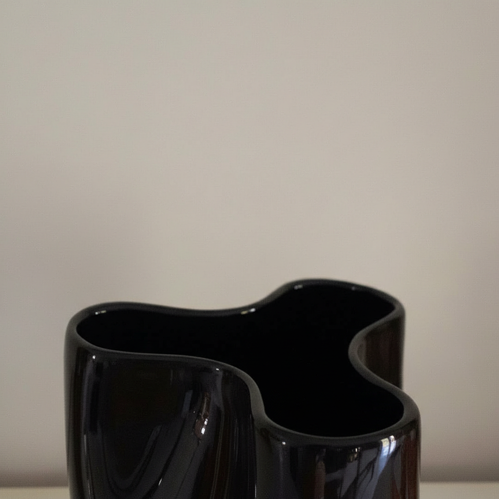 Vaso Escultural Noir — Série Sinuosa