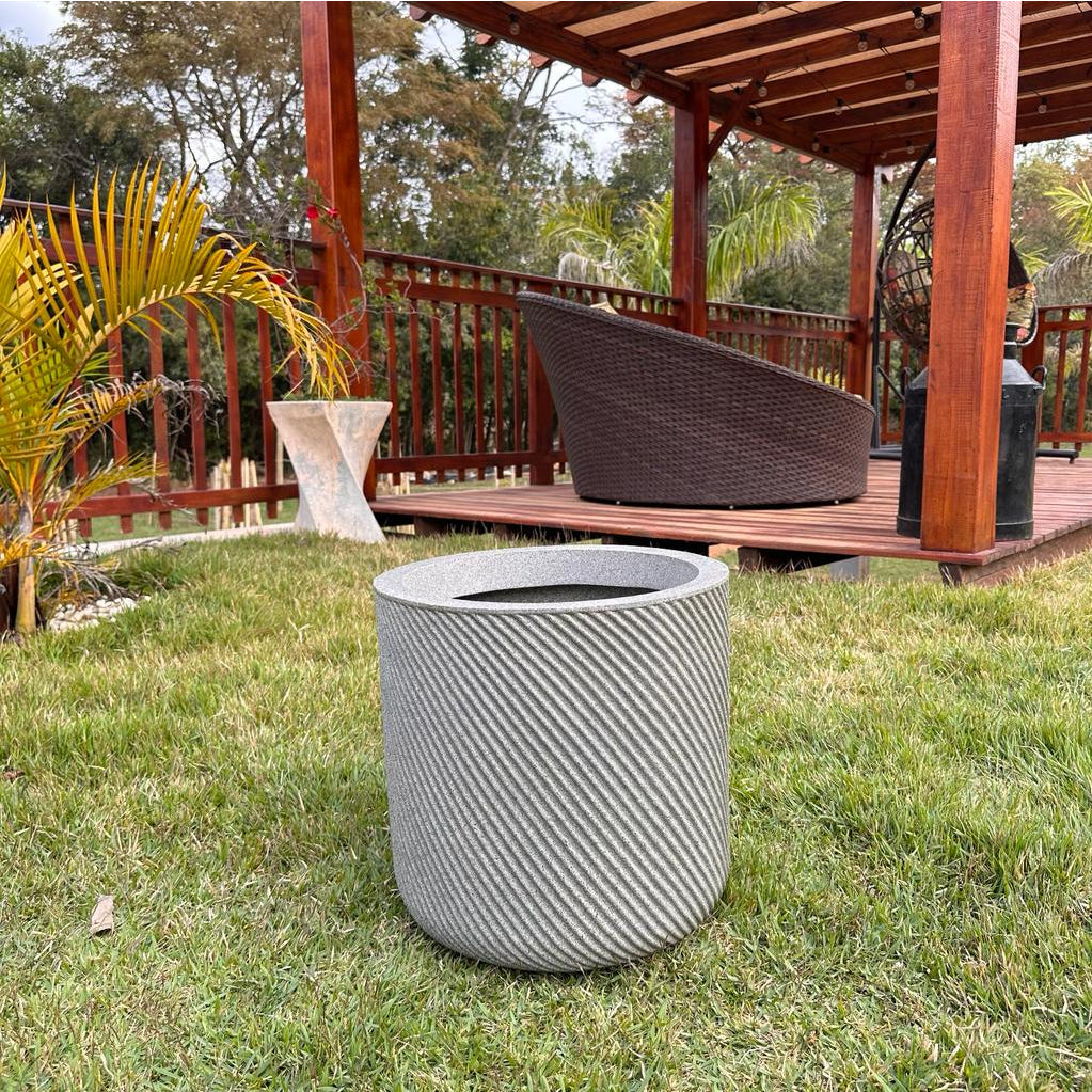 Vaso de Planta Polietileno,
Vaso de Planta,
Vaso decorativo,
Vaso polietileno,
Vaso para jardim,
Vaso texturizado,
Vaso marrom,
Vaso para área externa,
Vaso moderno,
Vaso resistente,
Vaso cilíndrico,