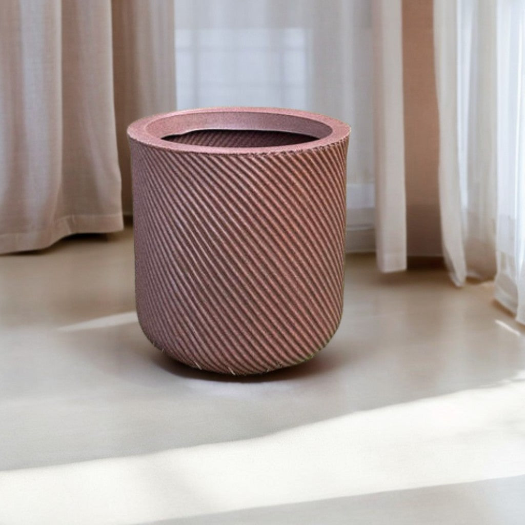 Vaso de Planta Polietileno,
Vaso de Planta,
Vaso decorativo,
Vaso polietileno,
Vaso para jardim,
Vaso texturizado,
Vaso marrom,
Vaso para área externa,
Vaso moderno,
Vaso resistente,
Vaso cilíndrico,